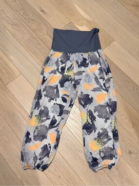 Lululemon size 4 om pants - in great condition!!